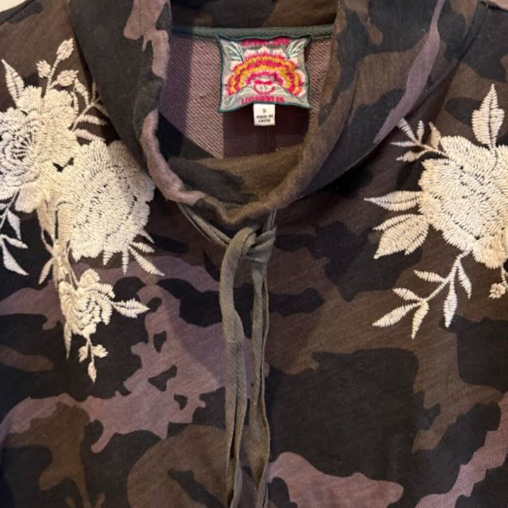 Johnny Was Santal Floral Embroidered Camouflage 3/4 Sleeve Sweatshirt Green - Picture 4 of 5